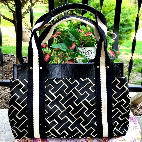 TOMMY HILFIGER AMERICAN CLASSIC SMALL SATCHEL - Picture 7 of 13